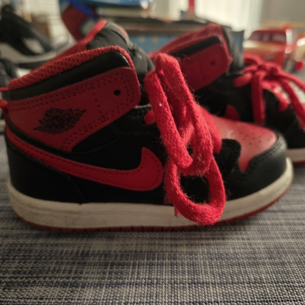 Red and black mids 7c 8c